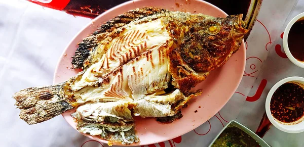 Tayland Usulü Izgara Tilapia Sazan Balığı Pembe Tabakta Nar Balığı — Stok fotoğraf