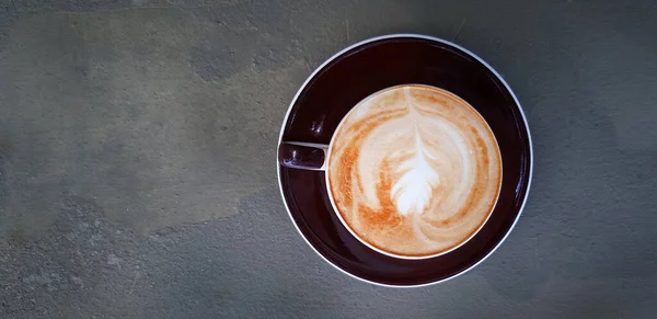 Bovenaanzicht Van Kopje Kunst Cappuccino Latte Koffie Zwarte Grijze Achtergrond — Stockfoto