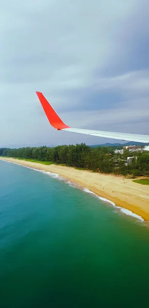 Ala Roja Gris Gris Del Avión Que Vuela Sobre Playa — Foto de Stock