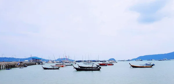 Много Длинных Хвостовых Лодок Скоростных Лодок Море Порту Транспортное Средство — стоковое фото
