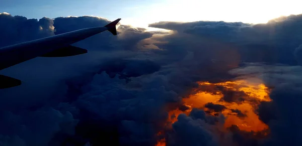 Silueta Avión Ala Avión Sobre Cielo Oscuro Nube Con Fondo —  Fotos de Stock