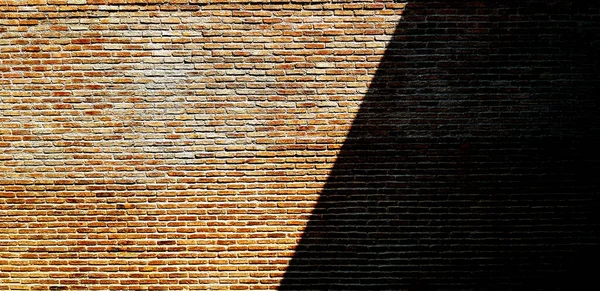 背景のための影と茶色または赤レンガの壁 アート パターン壁紙 コピースペース付きラフ グランジ外装またはインテリアデザイン — ストック写真