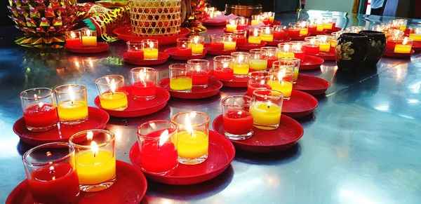 Πολλά Ποτήρια Φως Κεριών Κόκκινο Δίσκο Για Σεβασμό Ιερό Τραπέζι — Φωτογραφία Αρχείου