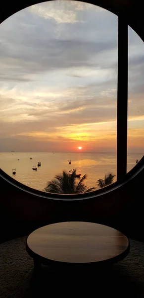 泰国成布里邦萨海 椰子树和日落或日出背景的桌子和窗户的轮廓 有阳光和风景的海景 — 图库照片