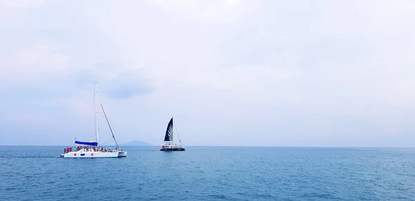 青い空とコピースペースと雲の背景と海の上に帆とスピードボート 観光客や人々のグループは タイのプーケットで海を旅します 旅行のコンセプトを取る — ストック写真