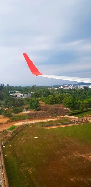 Ala Roja Gris Gris Del Avión Con Tierra Cielo Azul — Foto de Stock