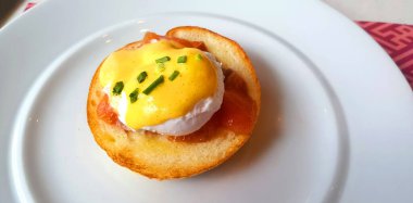 Ekmeği haşlanmış yumurta, pastırma ve tatlı sosla kapat. Amerikan usulü beyaz tabakta nefis bir kahvaltı..