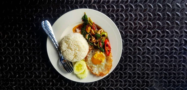 Umrühren Gebratenes Basilikum Mit Tintenfisch Reis Gurkenscheiben Und Spiegelei Thailändischen — Stockfoto