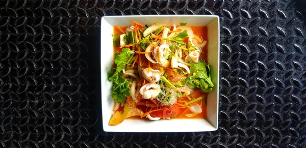 Thai Würziger Meeresfrüchtsalat Mit Glasnudeln Tintenfisch Garnelen Tomatenscheiben Zwiebeln Karotten — Stockfoto