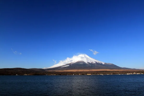 富士山 雪和雾覆盖山顶 湖和海 蓝天背景清晰 有复制空间 这个在日本和亚洲很有名的地方 人们可以去参观和拍照 — 图库照片