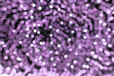 Bulanık mor ışık bokeh arka plan. Festivalde soyut mor ışıklandırma bulanık duvar kağıdı sanatı. Odaklanma kavramı.