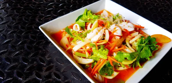 Feche Salada Frutos Mar Picante Tailandesa Com Macarrão Vidro Lula — Fotografia de Stock