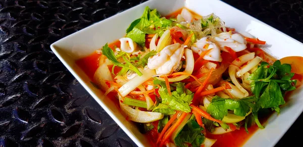 Nahaufnahme Thai Würzige Meeresfrüchte Salat Mit Glasnudeln Tintenfisch Garnelen Scheiben — Stockfoto