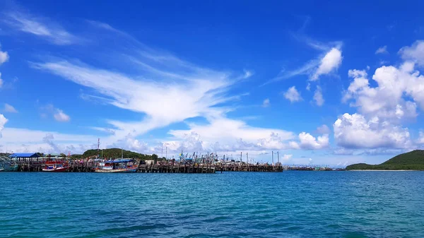 Birçok Balıkçı Teknesi Kıyıya Yakın Limanda Mavi Gökyüzü Beyaz Bulutlar — Stok fotoğraf