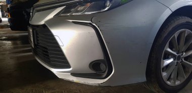 Kazadan sonra bronz, gri ya da gri arabadaki çizikler. Ön tamponda hasar var. Sigorta ve güvenlik kavramı