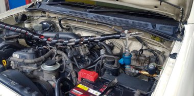 Bangkok, Tayland - 2 Temmuz 2021: Benzin istasyonunda NGV (Doğal Araç Benzini) doldurmak için beyaz araba veya kamyon ön kaputu açılıyor. Sürüş konsepti için Enerji, Ulaşım ve Güce İhtiyaç 