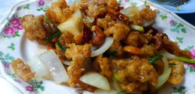 Kızarmış tavuğu beyaz tabak ya da Asya restoranında fındıklı kaju fıstığıyla yakın. Tayland 'da meşhur yemekler.. 