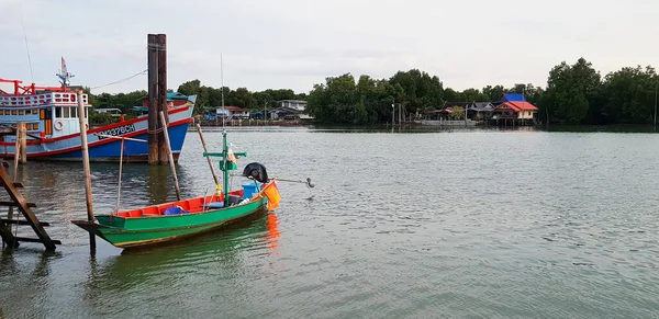 Zelená Longtail Loď Řece Osvětlením Popředí Oblohy Zelená Domácím Pozadím — Stock fotografie