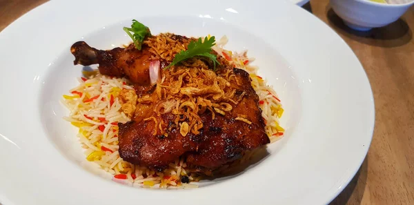 과구운 닭고기를 접시에 양파와 위에서 이슬람 음식을 클로즈업 — 스톡 사진