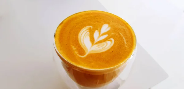 Fermer Verre Art Cappuccino Café Latte Isolé Sur Fond Blanc — Photo