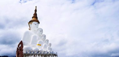 Tayland 'daki Phetchabun tapınağında gökyüzü ve beyaz bulut arkaplanlı büyük beyaz keşiş heykeli. Şehir simgeleri ve seyahat için ünlü bir yer. Din ve Heykel Sanatı.