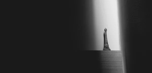 Kleine Eiffelturm Auf Holzregal Auf Betonwand Hintergrund Mit Sonnenlicht Von — Stockfoto