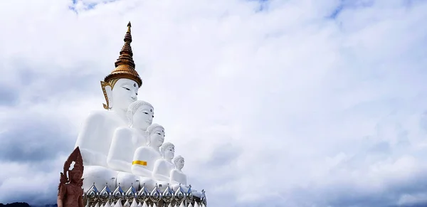 Велика Біла Статуя Монаха Небом Білою Хмарою Копіювальним Простором Тайському — стокове фото