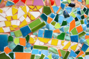 Arka plan için mozaik döşeme renginde. Sanat tasarımı duvar kağıdı, çatlak, şekil ve soyut. Duvarda yeşil, sarı, mavi, beyaz ve turuncu parçalar var..