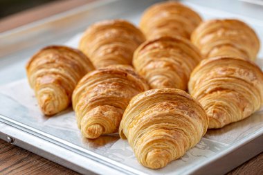 Taze pişmiş kruvasan yakın çekim. Ev yapımı Fransız kruvasanı..