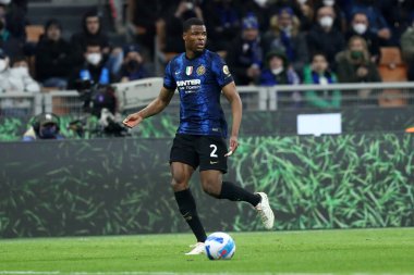 Milano, İtalya. 19 Mart 2022 Fc Internazionale ile Acf Fiorentina arasındaki A serisi maçında Fc Internazionale 'den Denzel Dumfries.