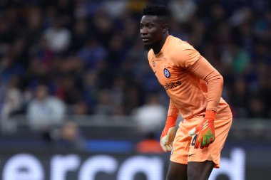 Fc Internazionale takımından Andre Onana, Uefa Şampiyonlar Ligi C Grubu maçında Fc Internazionale ve Fc Barcelona arasında 4 Ekim 2022 tarihinde Milano İtalya 'da oynanan Stadio Giuseppe Meazza maçında .