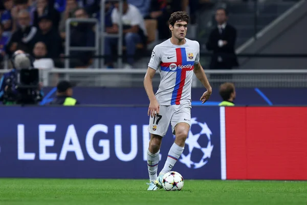 Fc Barcelona takımından Marcos Alonso, Uefa Şampiyonlar Ligi C Grubu maçında Fc Internazionale ile Fc Barcelona arasında 4 Ekim 2022 tarihinde Milano İtalya 'da oynanan Stadio Giuseppe Meazza maçında .