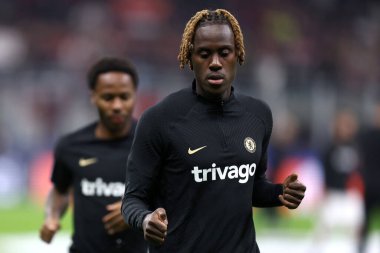 Chelsea Fc takımından Trevoh Chalobah 11 Ekim 2022 'de İtalya' nın Milano kentinde bulunan Giuseppe Meazza Stadyumu 'nda AC Milan ve Chelsea FC arasında oynanan E Grubu karşılaşmasında.