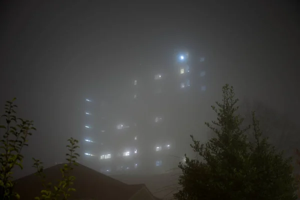 Luci Inquietanti Dell Ospedale Grattacielo Brillano Attraverso Nebbia Molto Spessa — Foto Stock