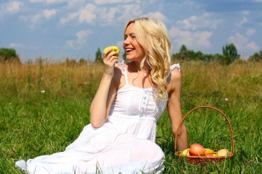 çok güzel bir kız ile meyve sepeti