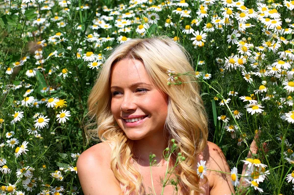 Girl with wildflowers — Stock Photo, Image