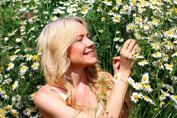 Girl with wildflowers — Stock Photo, Image