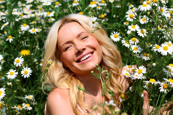 Menina com flores silvestres — Fotografia de Stock