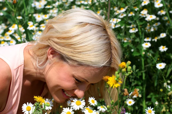 Girl with wildflowers — Stock Photo, Image