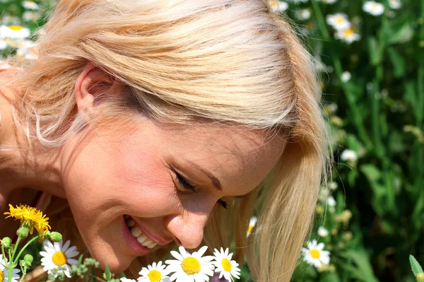 Girl with wildflowers — Stock Photo, Image