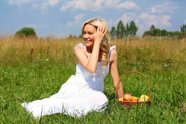 Menina muito bonita com uma cesta de frutas — Fotografia de Stock