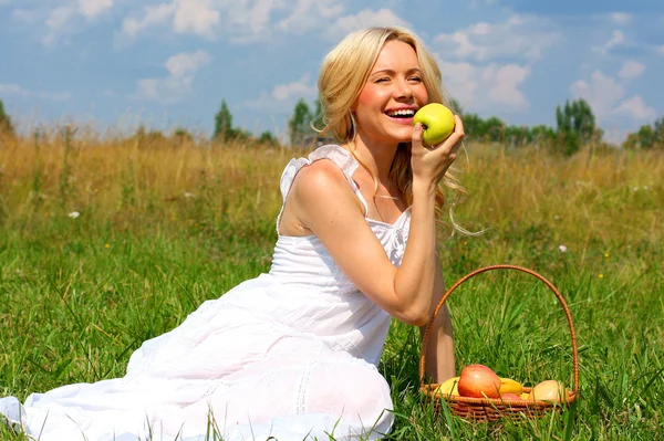 Menina muito bonita com uma cesta de frutas — Fotografia de Stock