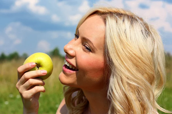 Belle fille avec une pomme — Photo