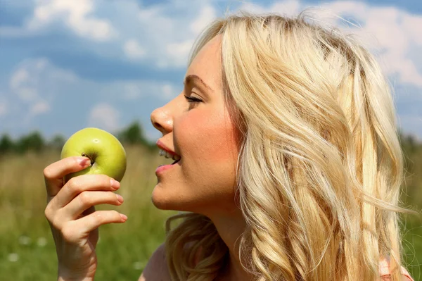 Belle fille avec une pomme — Photo