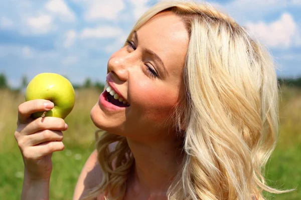 Belle fille avec une pomme — Photo