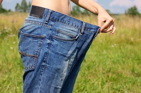 Menina mantém as mãos largas jeans — Fotografia de Stock