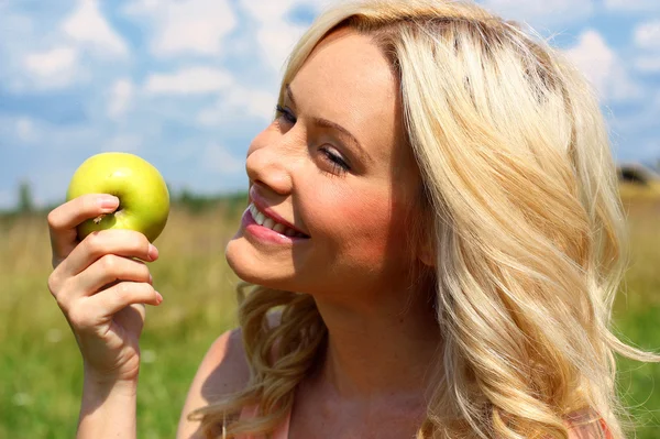リンゴと美しい少女 ストック画像