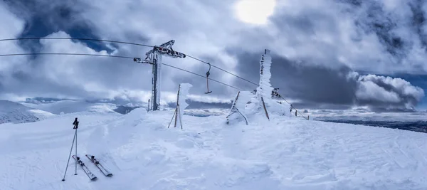 全景冻结在强寒风雪和山顶滑雪车下 一杆滑雪场滑雪场升降设备的近照 — 图库照片