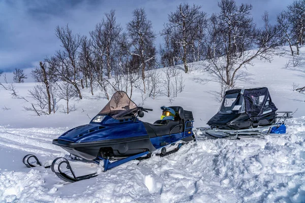 Vue Panoramique Motoneige Avec Traîneau Debout Dans Neige Profonde Versant — Photo