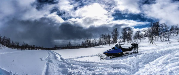 Panorama Panorámico Nieve Móvil Pie Nieve Profunda Ladera Montaña Comienzo — Foto de Stock